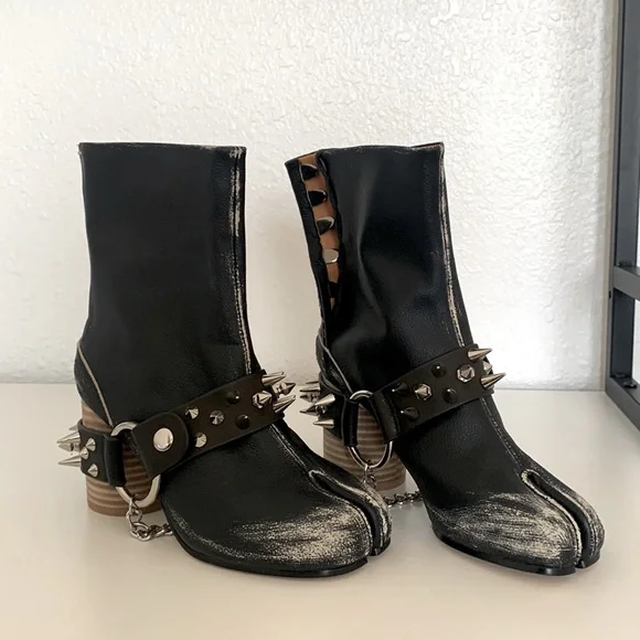 spiked tabis